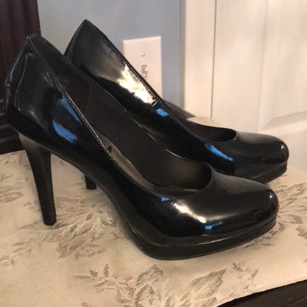 Black heels patent leather